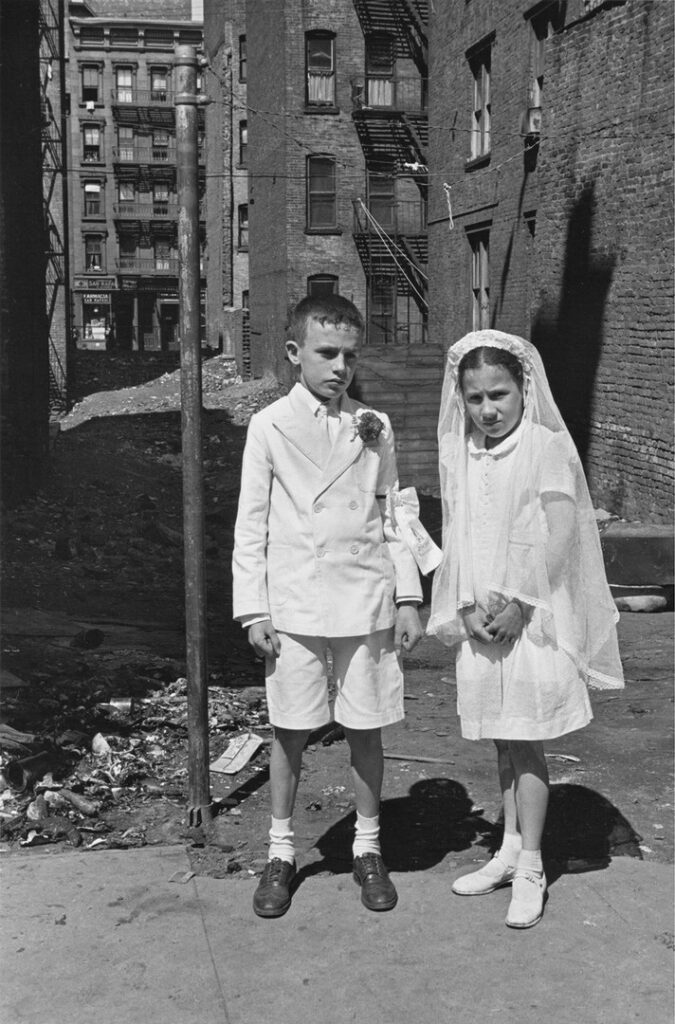 Helen Levitt
New York, c. 1940
© Film Documents LLC, courtesy Galerie Thomas Zander, Cologne