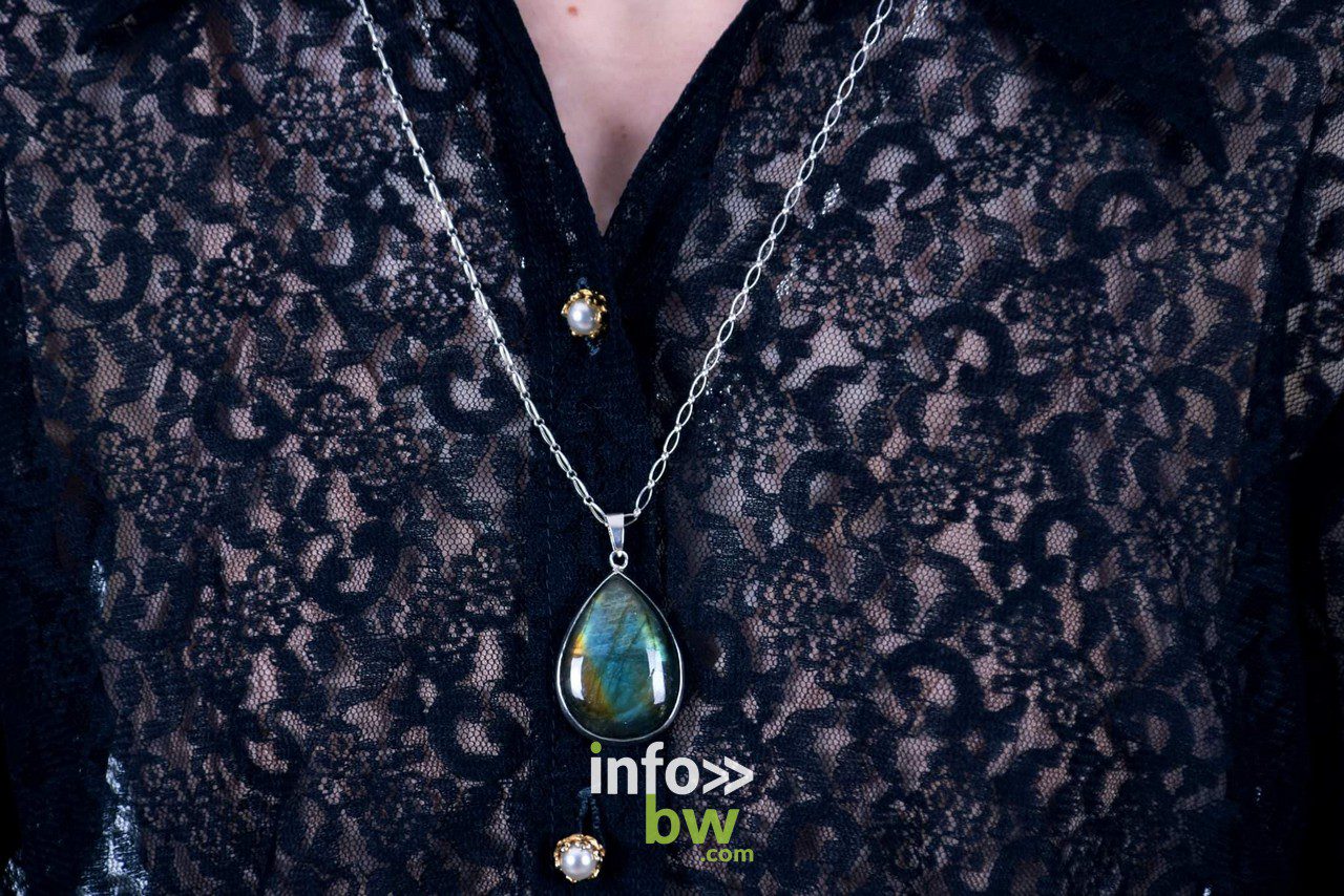 Durbuy > Des bijoux faits main.