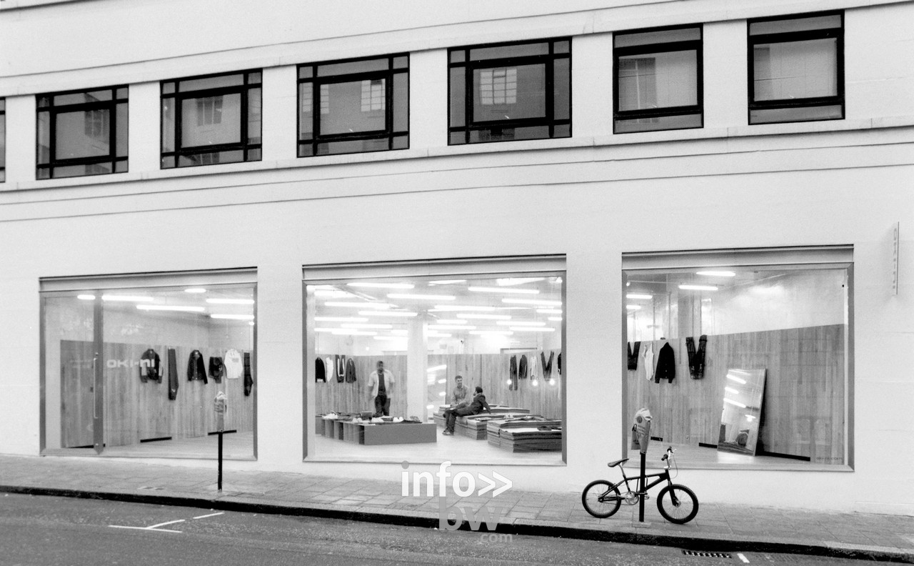 Du 12 octobre au 5 mars, au Design Museum Brussels, l’exposition On Display. Quand le design investit la boutique offre un regard sur ces lieux de séduction nichés au cœur de notre patrimoine et de notre culture, entre « expérience shopping » et laboratoire d’innovations.