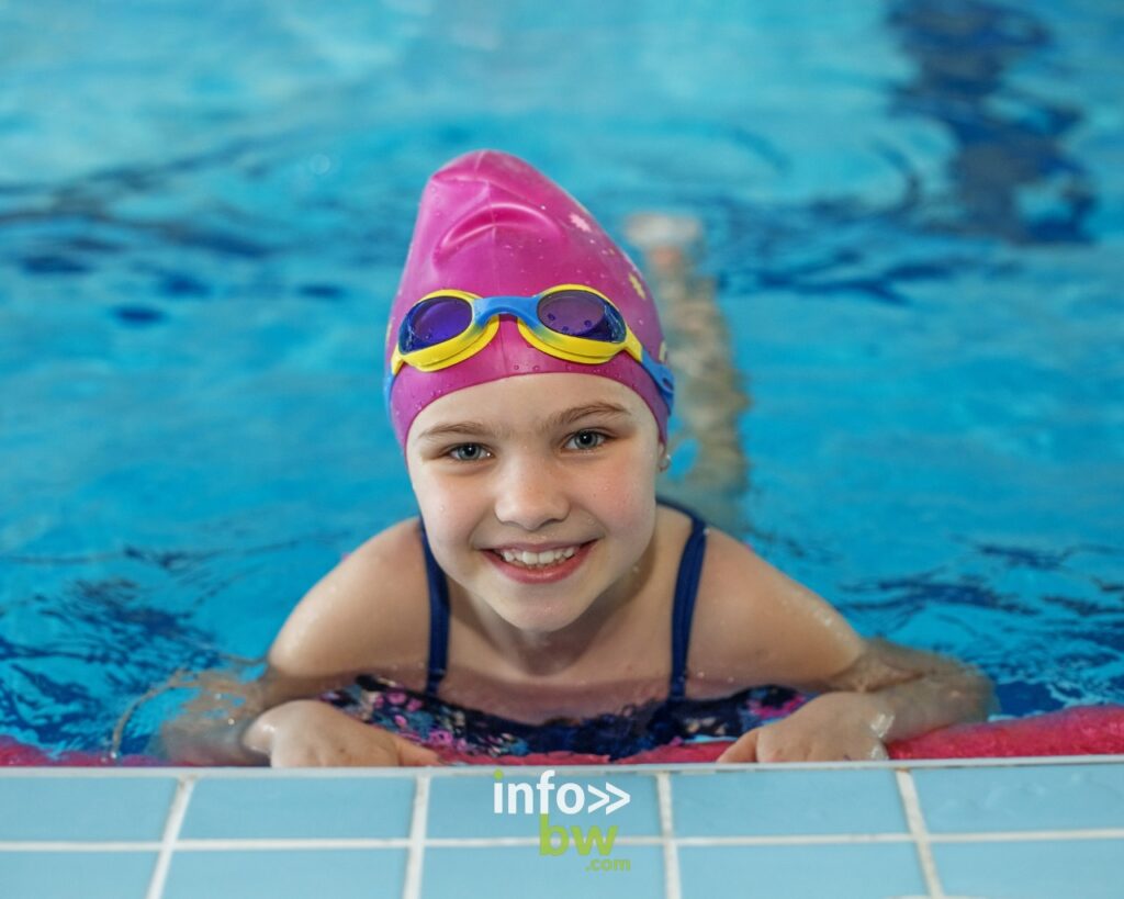 L'asbl Aquavirage organise des stages de natation pour enfants de 0 à 12 ans, pendant les deux semaines du congé d'automne (Toussaint), du 24 octobre au 3 novembre, dans une piscine chauffée à 32°c à Dion-Valmont près de Wavre en Brabant wallon.