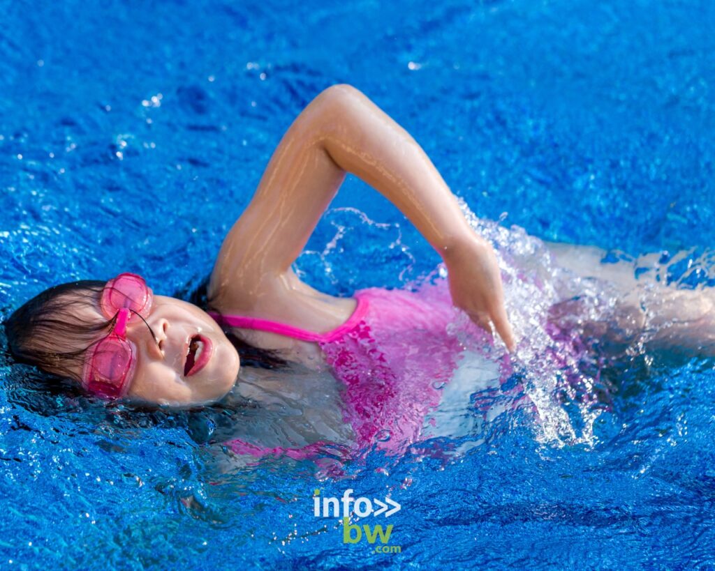 L'asbl Aquavirage organise des stages de natation pour enfants de 0 à 12 ans, pendant les deux semaines du congé d'automne (Toussaint), du 24 octobre au 3 novembre, dans une piscine chauffée à 32°c à Dion-Valmont près de Wavre en Brabant wallon.