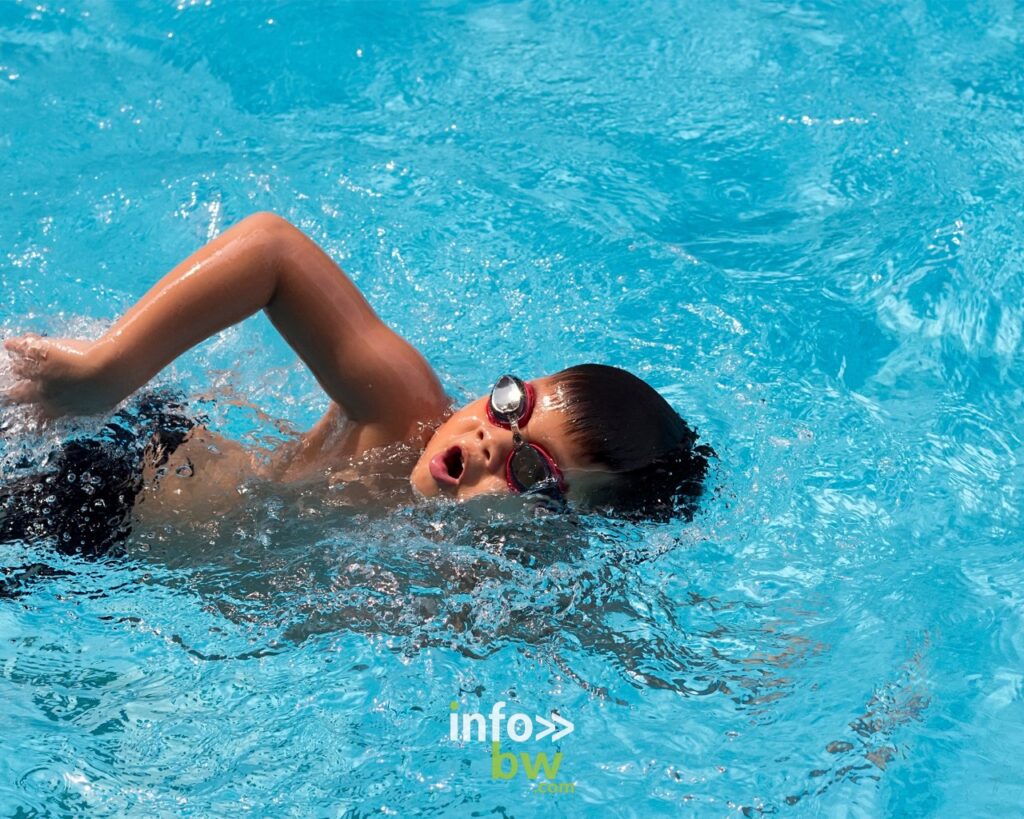 L'asbl Aquavirage organise des stages de natation pour enfants de 0 à 12 ans, pendant les deux semaines du congé d'automne (Toussaint), du 24 octobre au 3 novembre, dans une piscine chauffée à 32°c à Dion-Valmont près de Wavre en Brabant wallon.