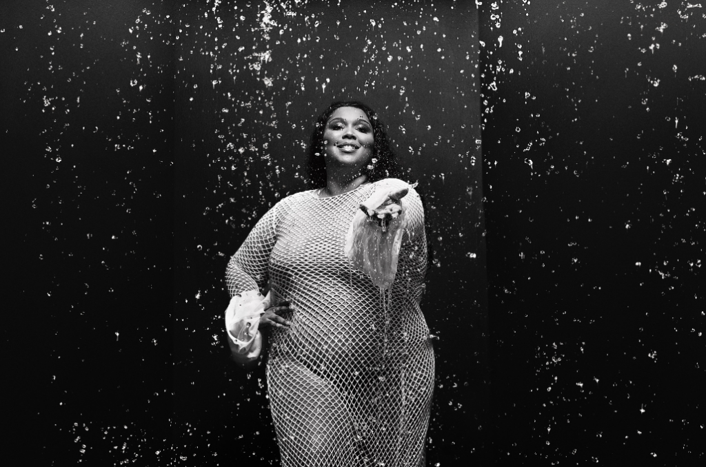 Photographie de Lizzo en noir et blanc