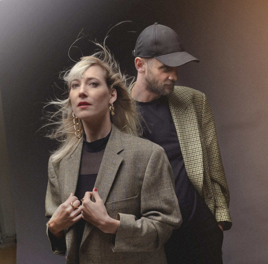 photo du groupe rive. A gauche juliette Bossé la chanteuse et à droite Kevin Brieuc