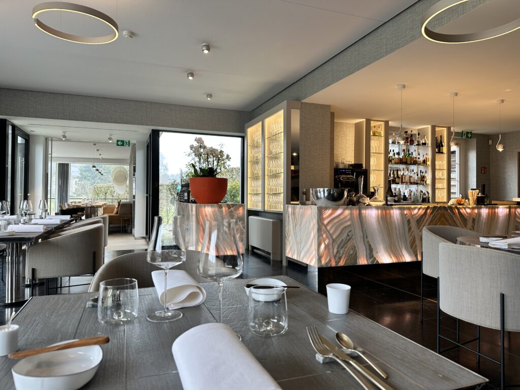 La lumière naturelle et la nature au cœur du restaurant.