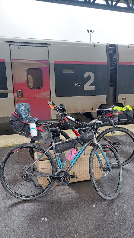 image d'un véllo sur un quai sncb en Belgique