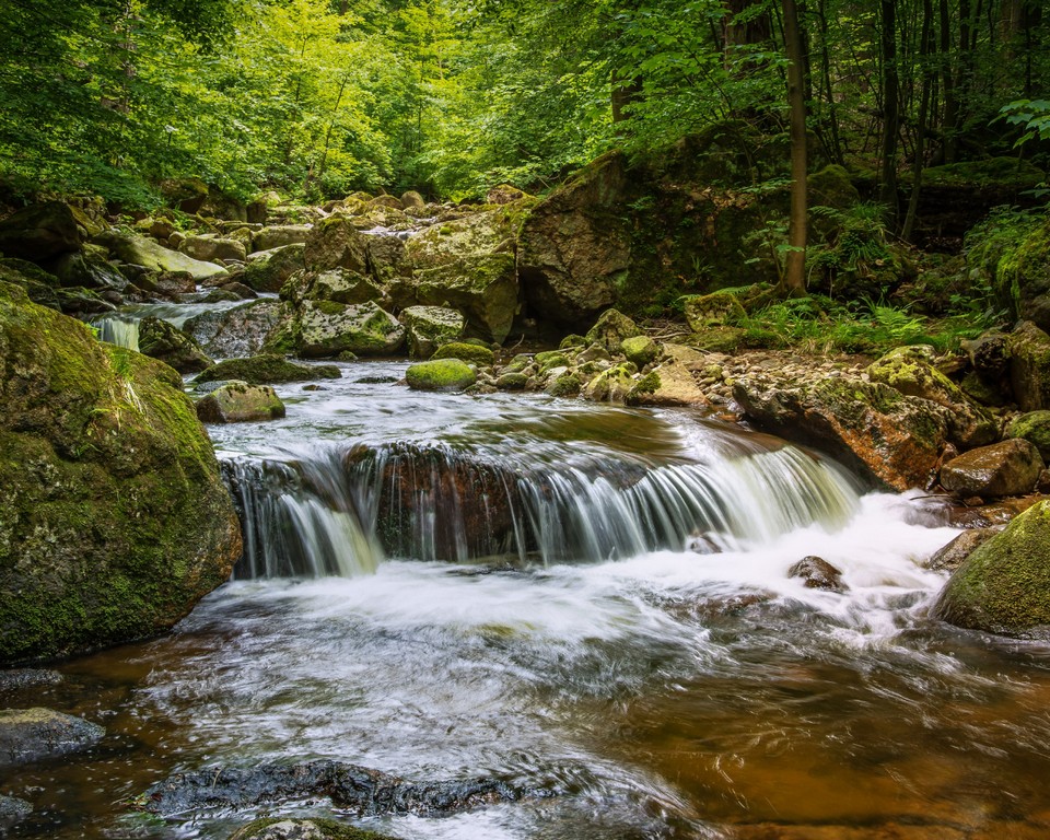 L'eau c'est la vie! Depuis quelques semaines, en Wallonie, on pourrait en douter! Les Pfas, les polluants éternels et les résidus de métaux lourds sont venus bousculer notre confiance en l'eau de conduite. Heureusement, il existe des solutions modernes pour la purification de cette eau.
