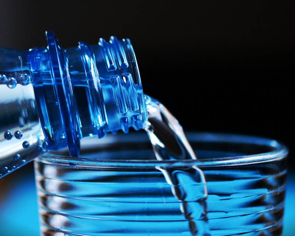 L'eau c'est la vie! Depuis quelques semaines, en Wallonie, on pourrait en douter! Les Pfas, les polluants éternels et les résidus de métaux lourds sont venus bousculer notre confiance en l'eau de conduite. Heureusement, il existe des solutions modernes pour la purification de cette eau.