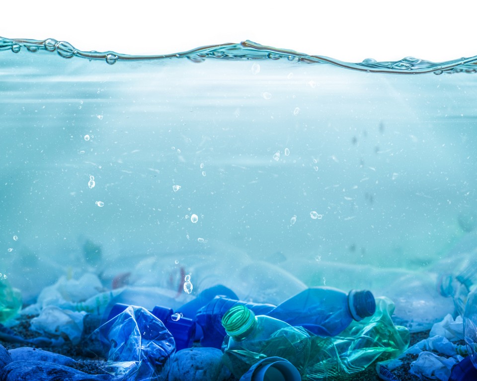 L'eau c'est la vie! Depuis quelques semaines, en Wallonie, on pourrait en douter! Les Pfas, les polluants éternels et les résidus de métaux lourds sont venus bousculer notre confiance en l'eau de conduite. Heureusement, il existe des solutions modernes pour la purification de cette eau.