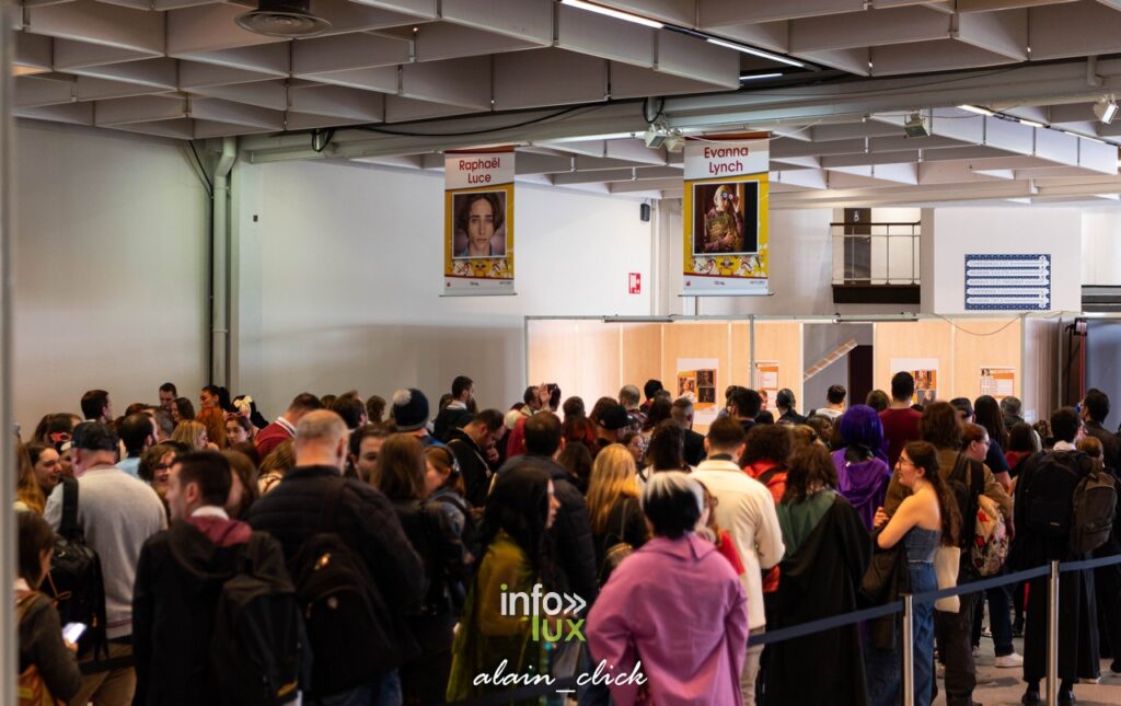 Foule devant l'entrée de la Metztorii à la Foire Internationale de Metz."