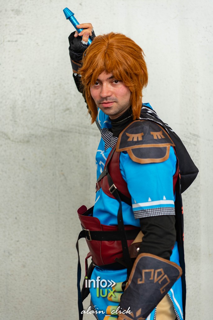 Cosplayeurs à la Metztorii posant pour des photos."