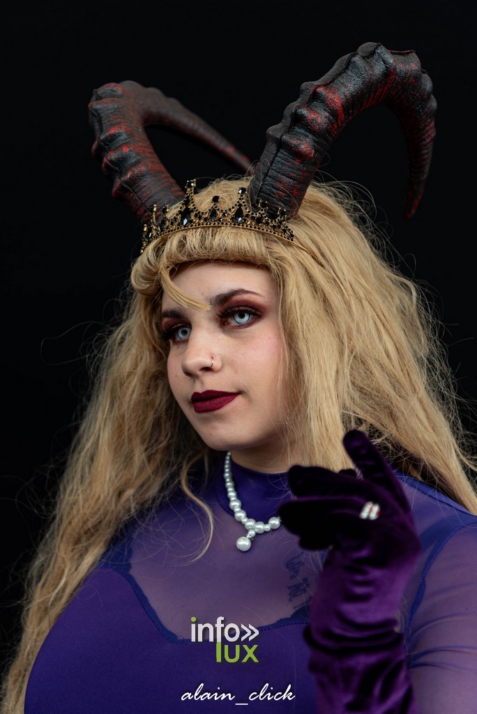 Cosplayeurs à la Metztorii posant pour des photos."
