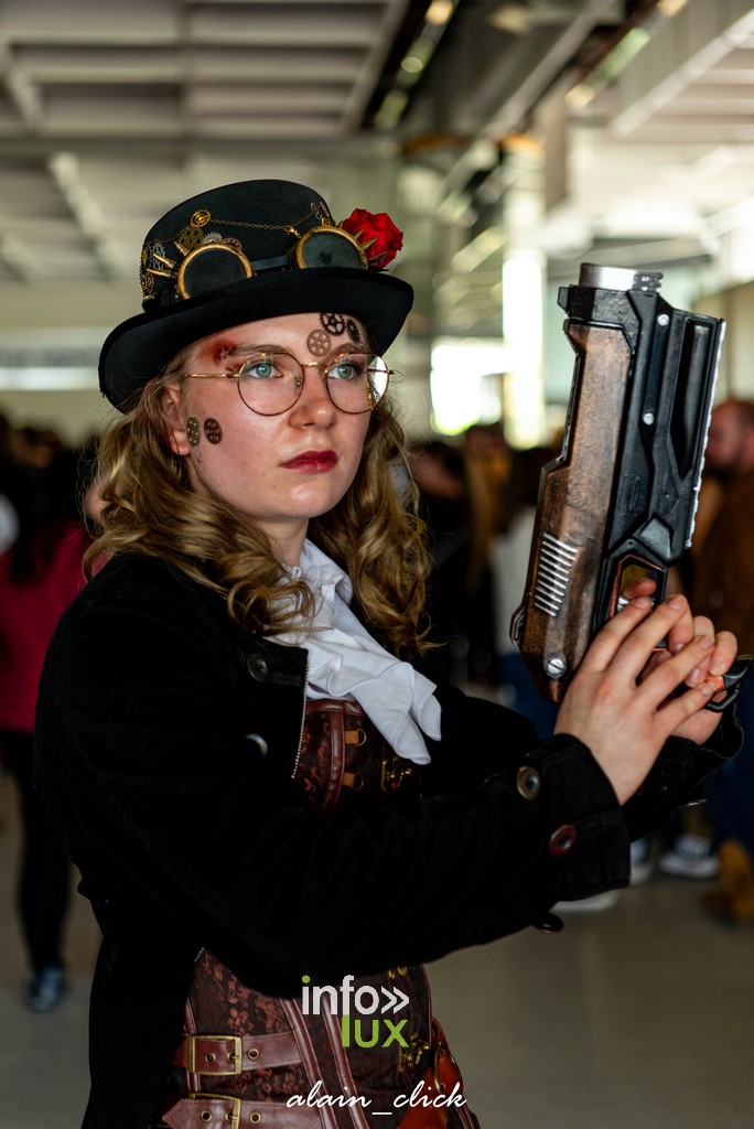 Cosplayeurs à la Metztorii posant pour des photos."