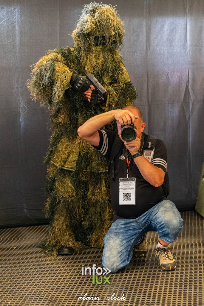 Cosplayeurs à la Metztorii posant pour des photos."