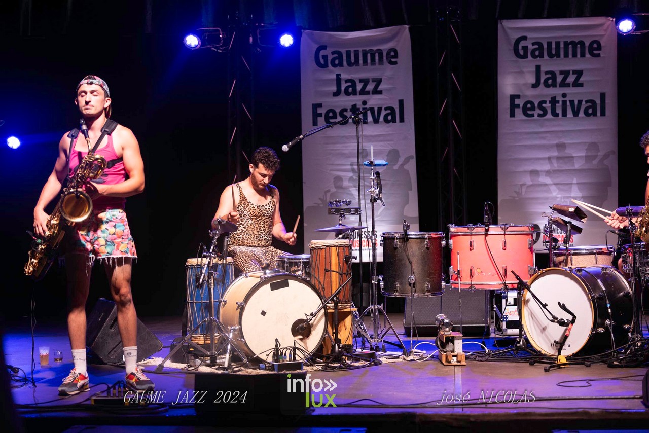 Gaume Jazz Festival Rossignol Tintigny - scène en plein air dans la prairie au cœur de la province de Luxembourg