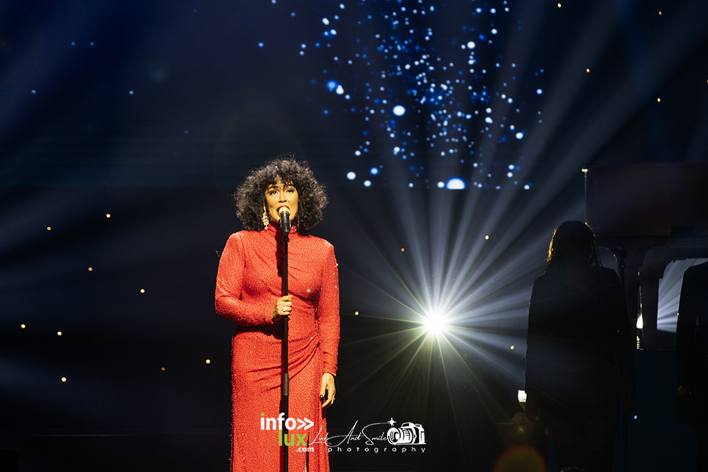 Concert Belinda Davids Casino de Paris faible lumière f/2.8 ouverture maximale objectif — exemple télé concert info-lux