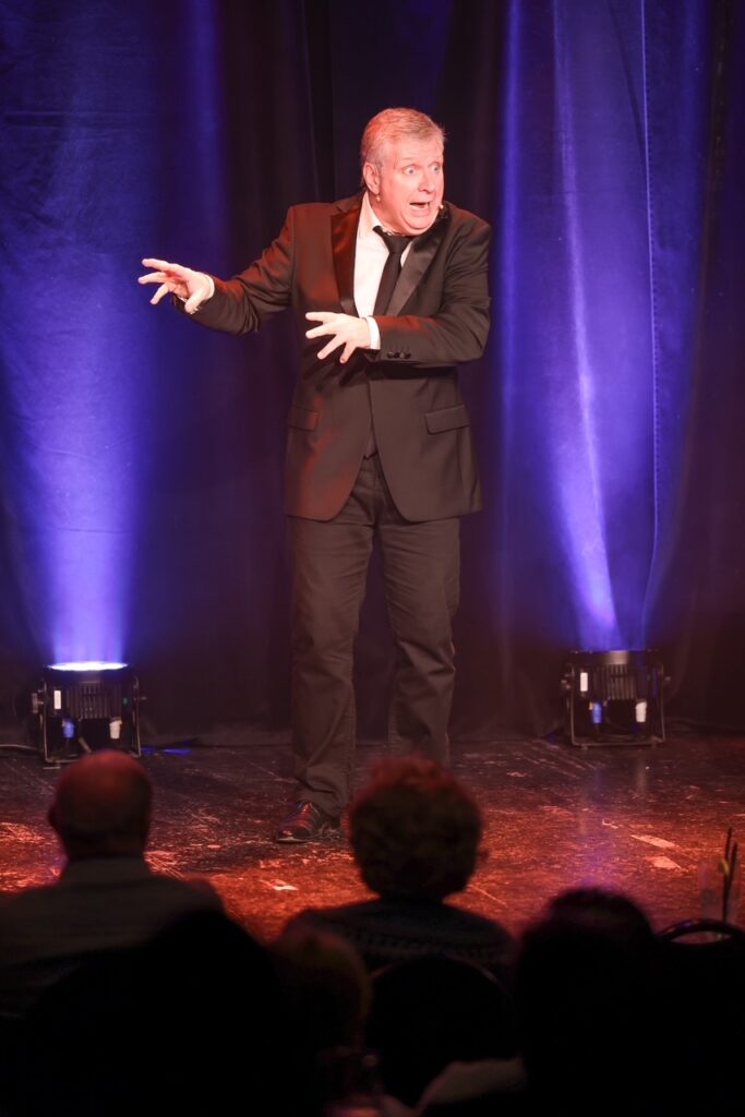 André Lamy en campagne… pour vous faire rire ! L'humoriste belge présente son spectacle « Votez Lamy » à Braine-l’Alleud et Waterloo.