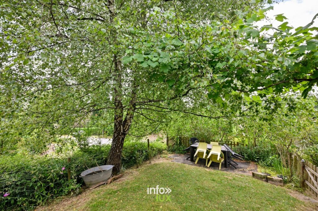 Jardin plat et clôturé maison à vendre Habay Marbehan — idéal famille et repas été