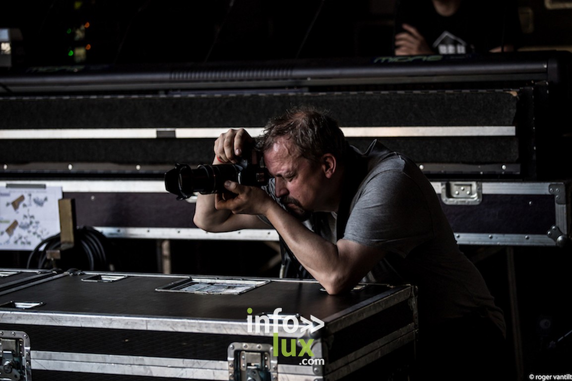 Didier Wagner photographe en pleine séance — observation du cadre avant déclenchement
