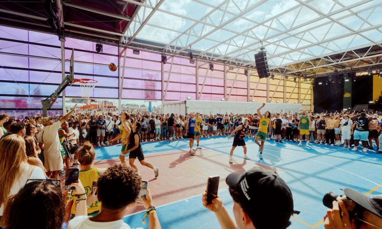 Festival Les Ardentes Liege Rocourt - vue du site avec public dense pendant un concert de l'edition 2024