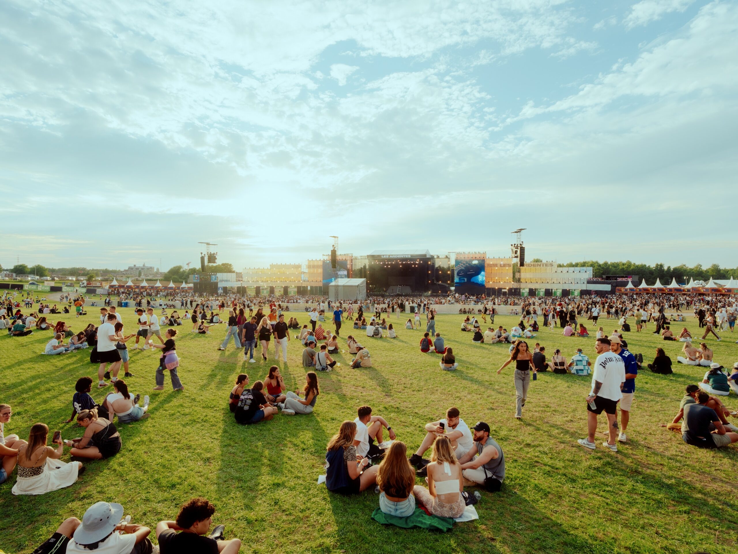 Festivals de musique en Wallonie 2026 - vue aérienne du public sur la main stage du festival Les Ardentes à Liège (Rocourt)