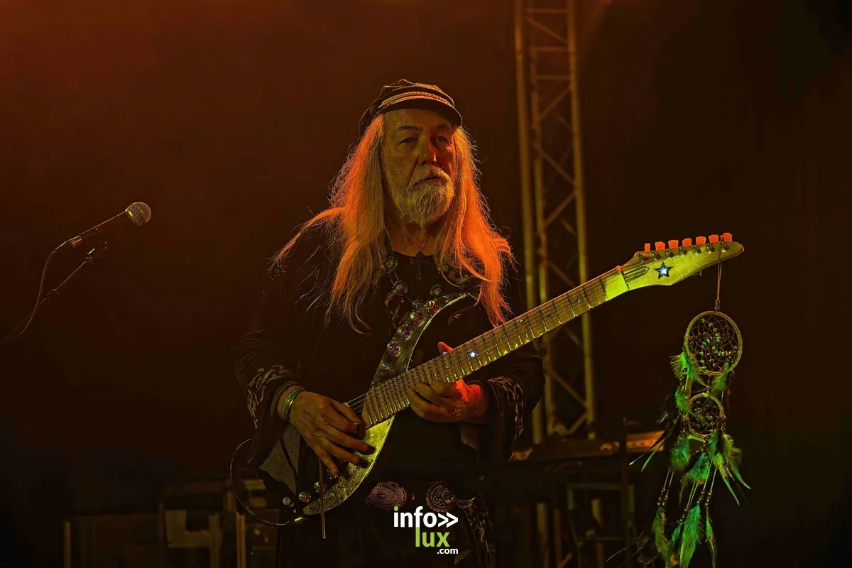 Uli Jon Roth en concert au Zikzak d’Ittre — guitariste isolé dans la lumière, fond sombre créant le contraste