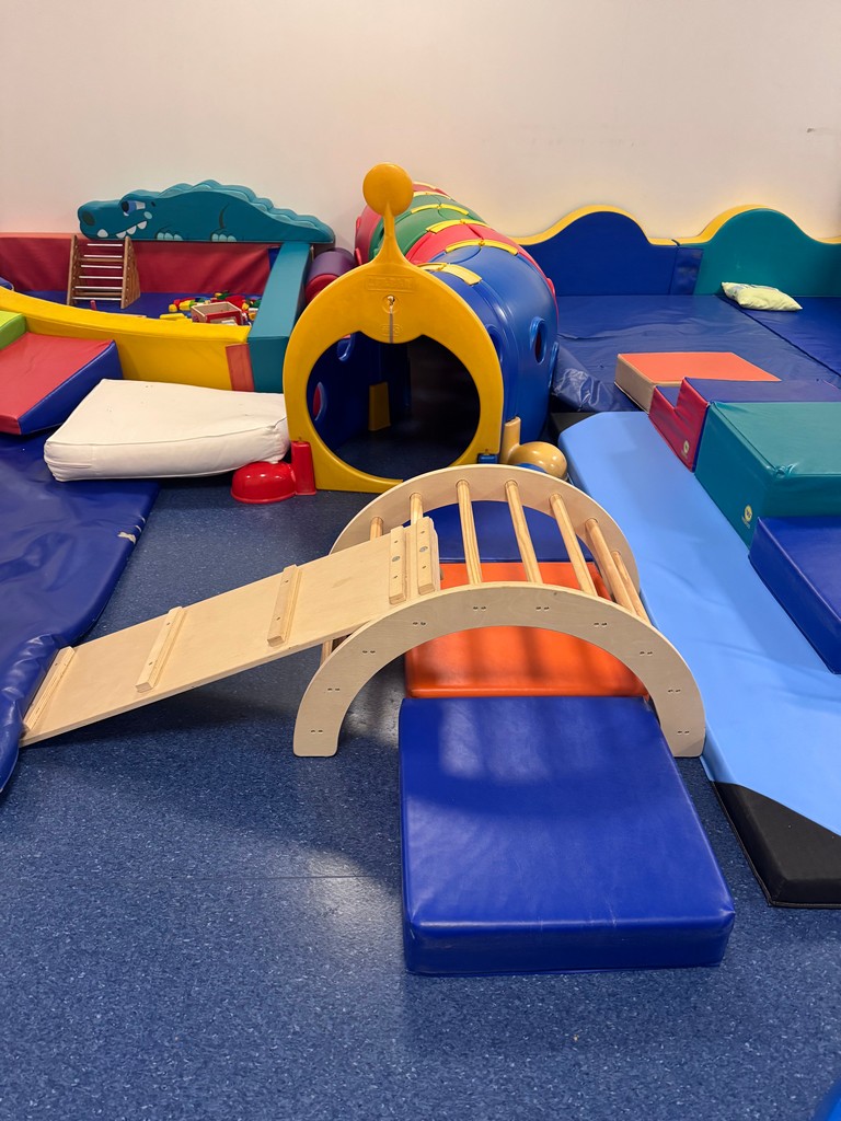 Enfant en séance de psychomotricité relationnelle à Rixensart, jeu libre avec mousses et tissus