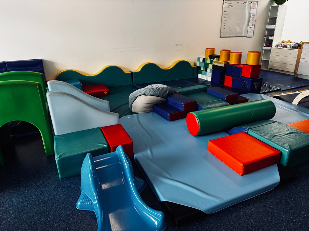 Salle de psychomotricité au centre Tremplin à Braine-l’Alleud, dispositif de jeu et de mouvement