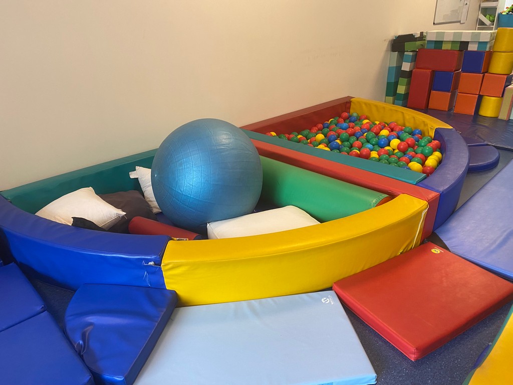 Salle de psychomotricité aménagée pour les séances collectives en crèche, Brabant wallon
