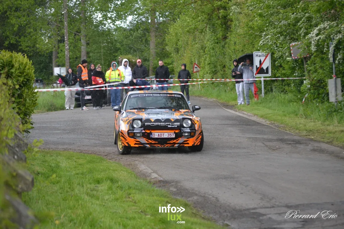Porsche 944 en course au Rallye Sprint de Haillot — trajectoire diagonale qui guide l’œil