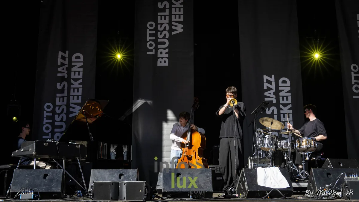 Orson Claes Quintet sur scène extérieure du Brussels Jazz Weekend 2026, vue d'ensemble du groupe