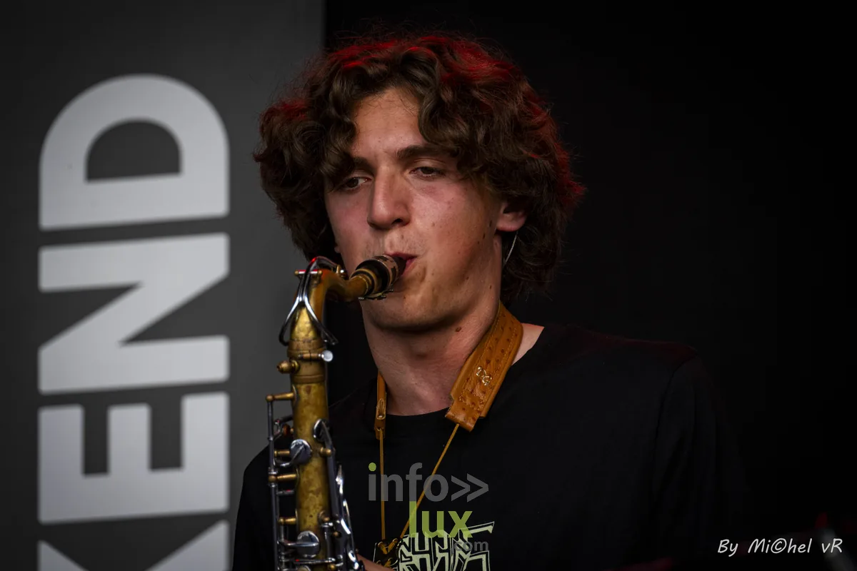 Saxophoniste alto en plein souffle lors du Brussels Jazz Weekend 2026, ambiance scène intérieure