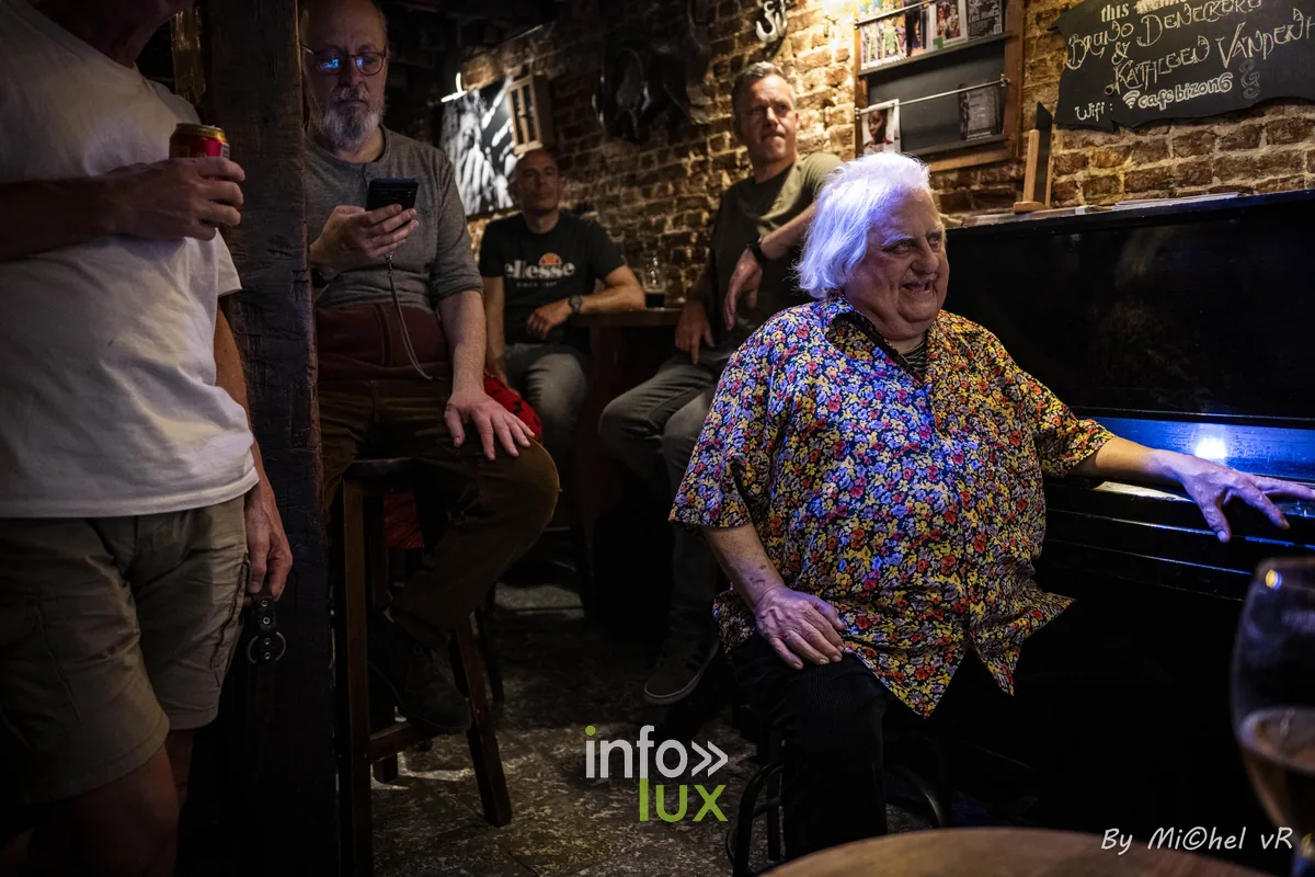Bruno Deneckere et Kathleen Vandenhoudt en concert au Café Bizon — Brussels Jazz Weekend 2026 Day One, photo 16 par Michel van Rhijn