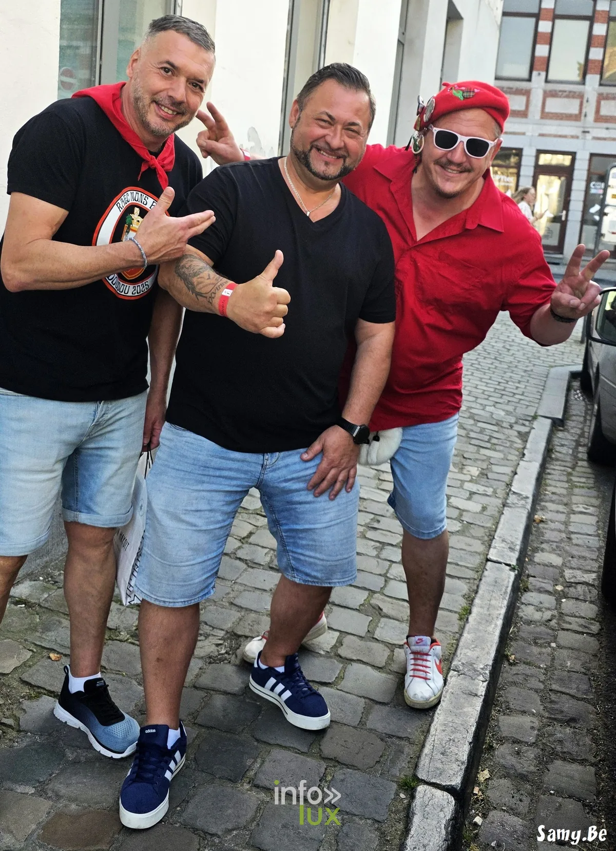 Petit groupe d'amis aux accents rouges et blancs lors d'une soirée du Doudou à Mons