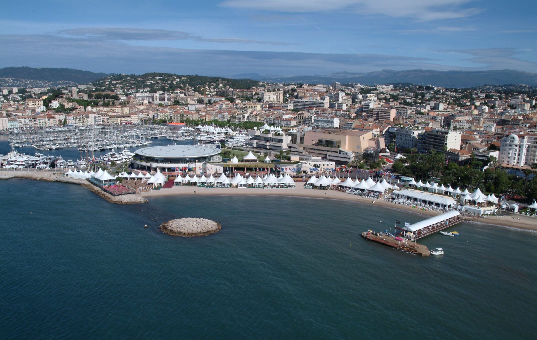 Palais des Festivals et des Congrès de Cannes vu depuis la Riviera