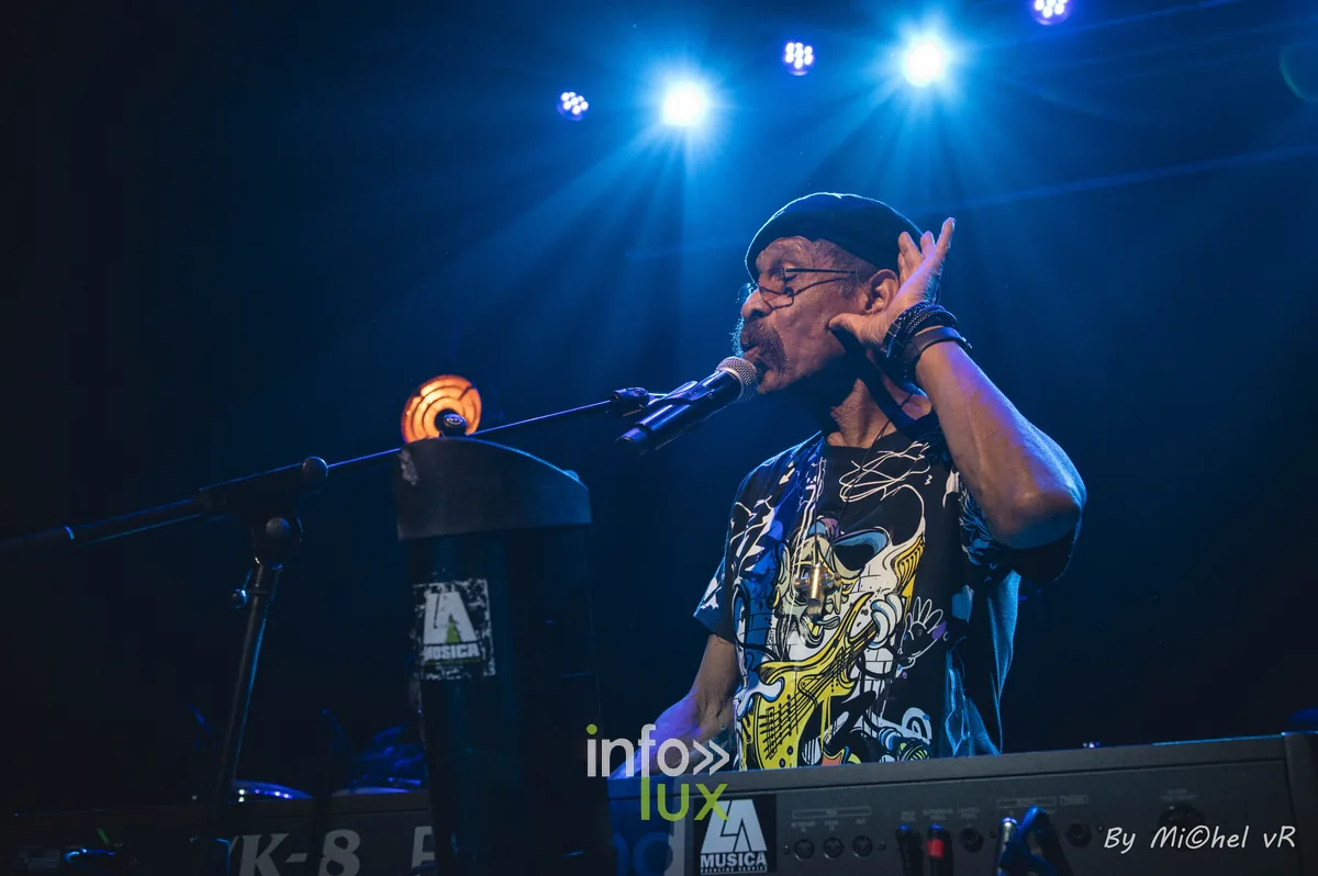 Lonnie Jordan mains levees derriere son clavier VK-8 pendant le concert de War a Gand