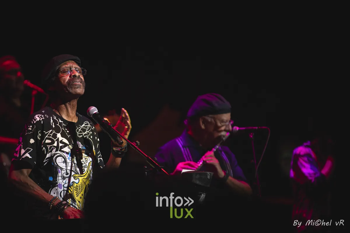 Lonnie Jordan de War au chant au De Centrale de Gand, Scott Martin a la flute en arriere-plan, 27 mai 2026