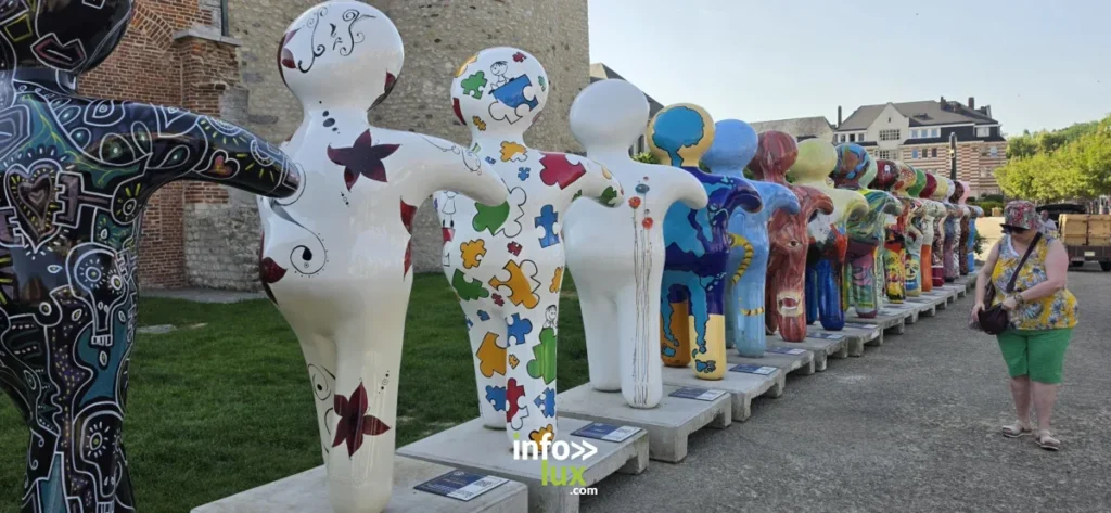 Les K-Dolls transforment actuellement Nivelles en une galerie à ciel ouvert où l’art s’invite entre la Grand-Place et la Collégiale Sainte-Gertrude.