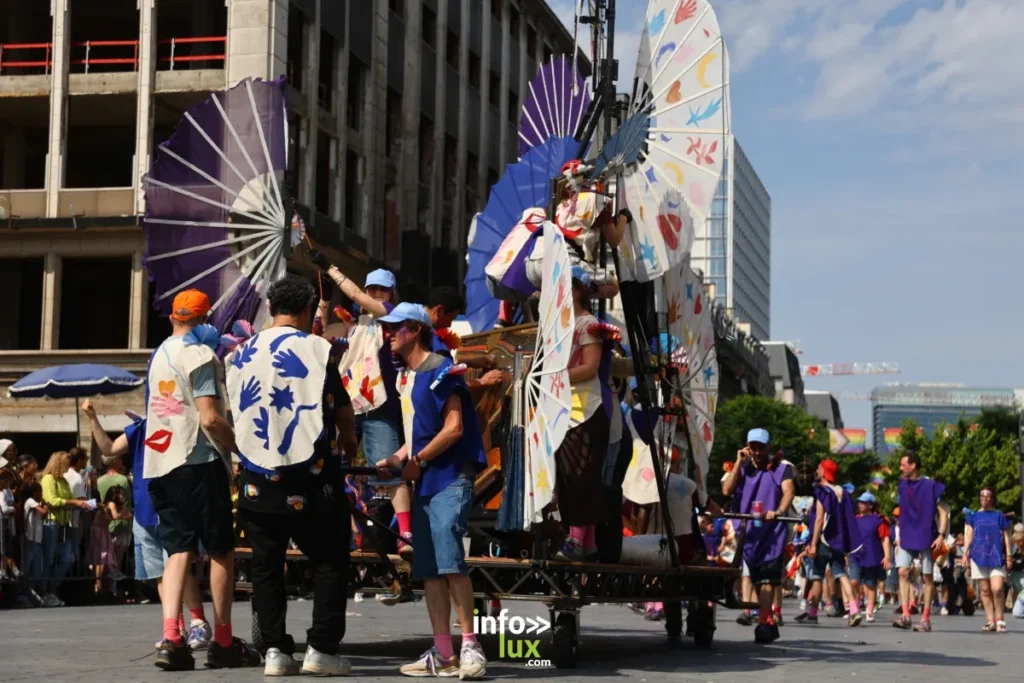 La Zinneke Parade 2026 confirme son rôle majeur dans la vie culturelle bruxelloise.