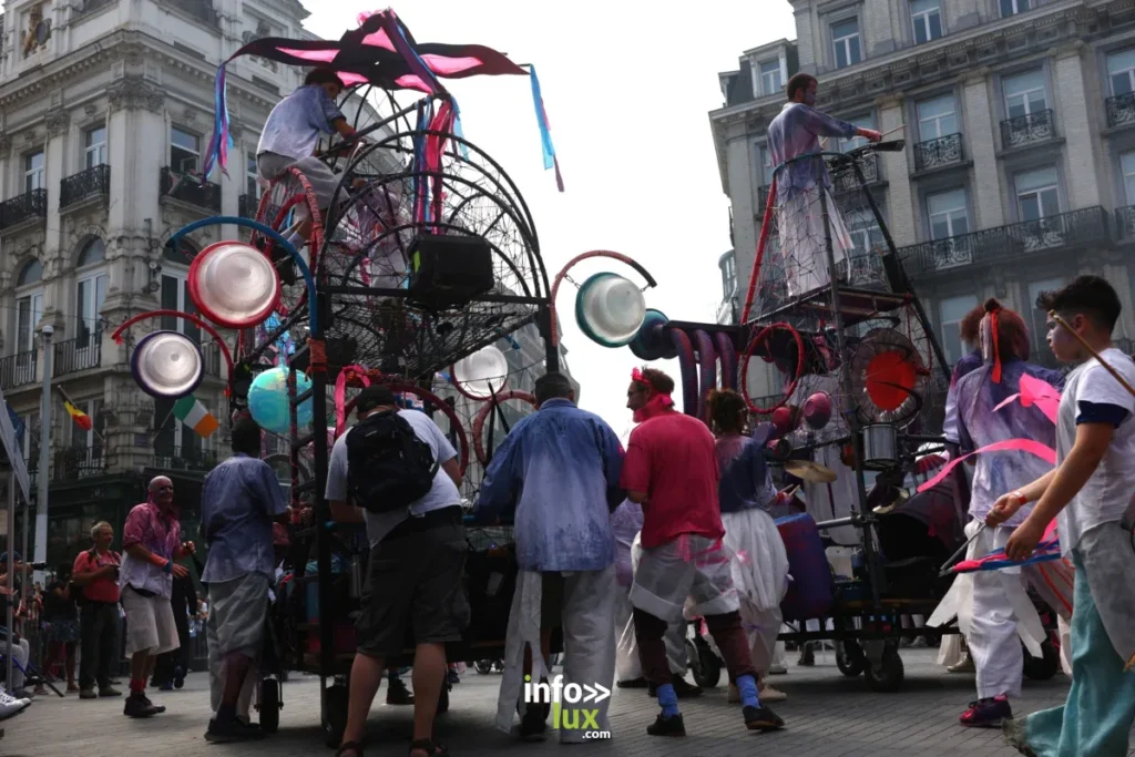 La Zinneke Parade 2026 confirme son rôle majeur dans la vie culturelle bruxelloise.