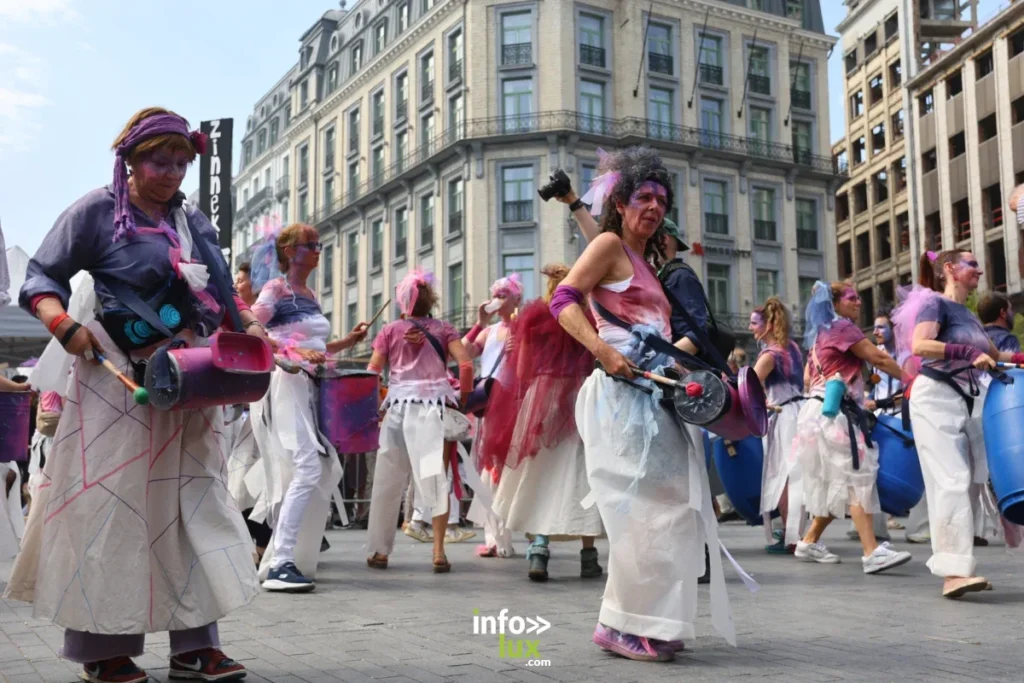 La Zinneke Parade 2026 confirme son rôle majeur dans la vie culturelle bruxelloise.