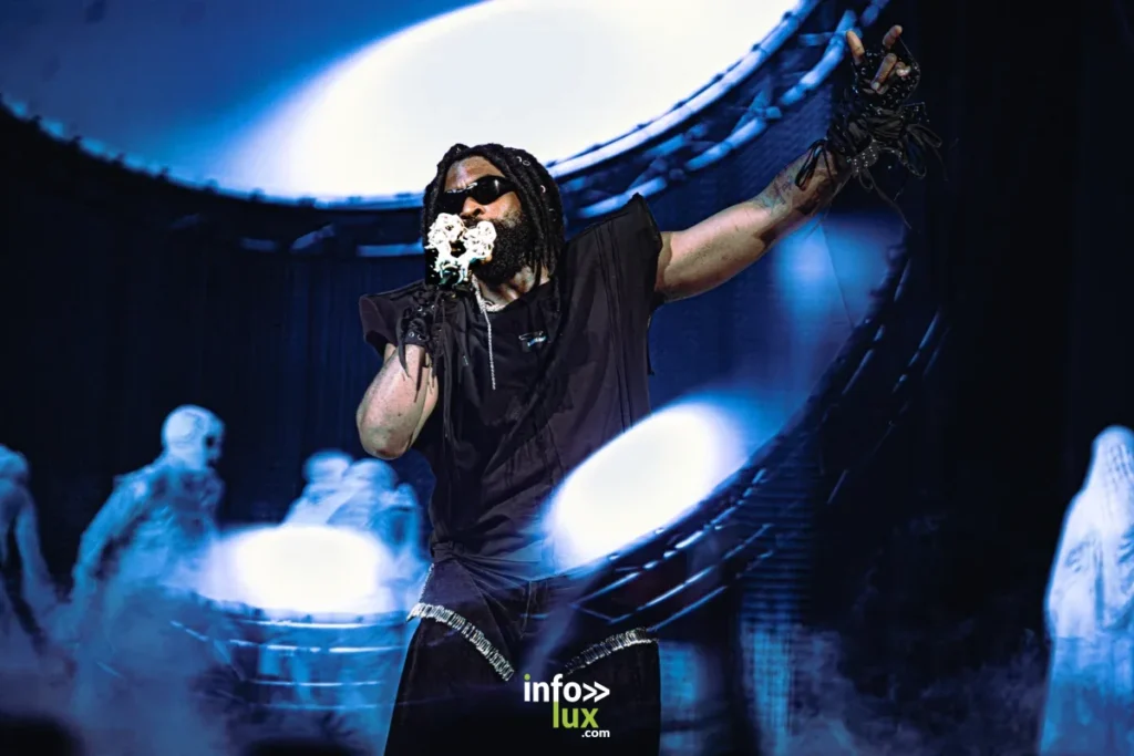 Damso sur la scène du BĒYĀH Tour, quelques semaines avant son retour très attendu aux Ardentes 2026 et au festival Dour 2026 en Belgique. Crédit photo : Florian Ruspini – instagram.com/florianruspini.pics