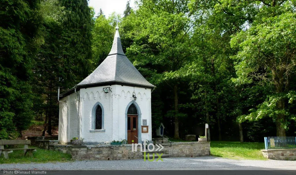 La chapelle de Tinseubois dans son cadre forestier
