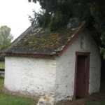 La chapelle Hattert de Tenneville, en pierres de schiste chaulées