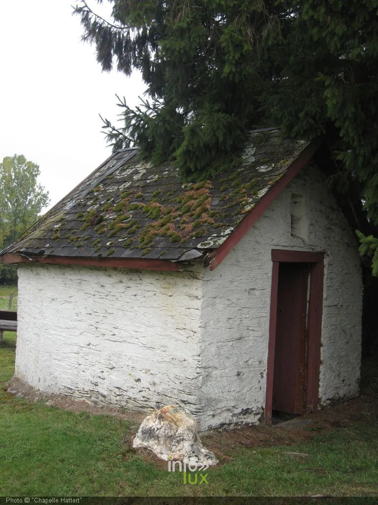 La chapelle Hattert de Tenneville, en pierres de schiste chaulées