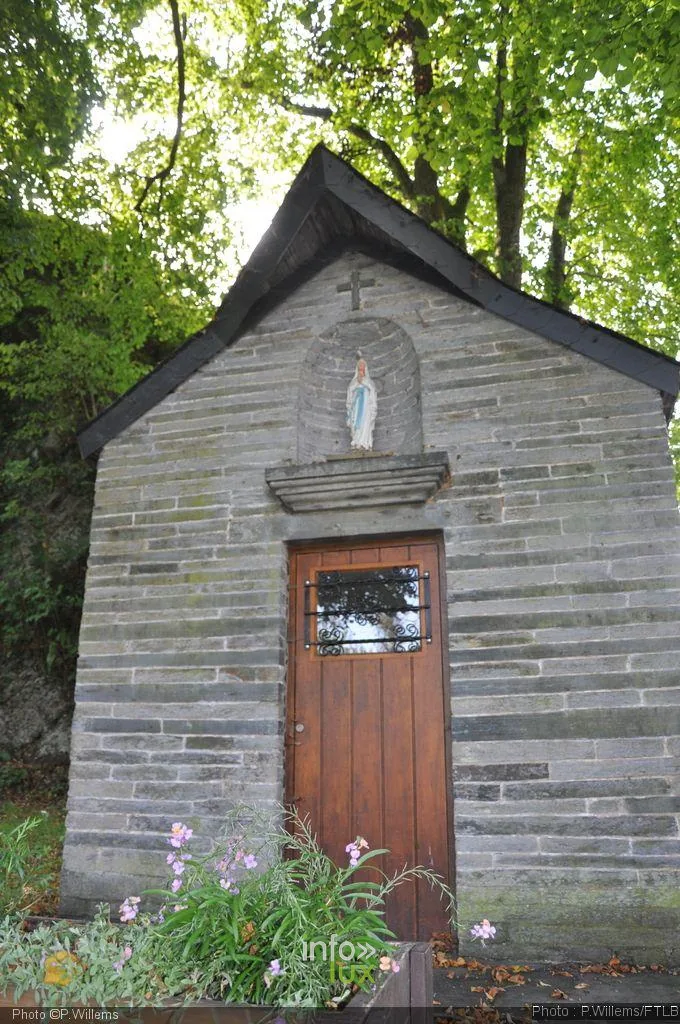 La chapelle de Linglé à Mortehan, entourée de trois tilleuls, Bertrix