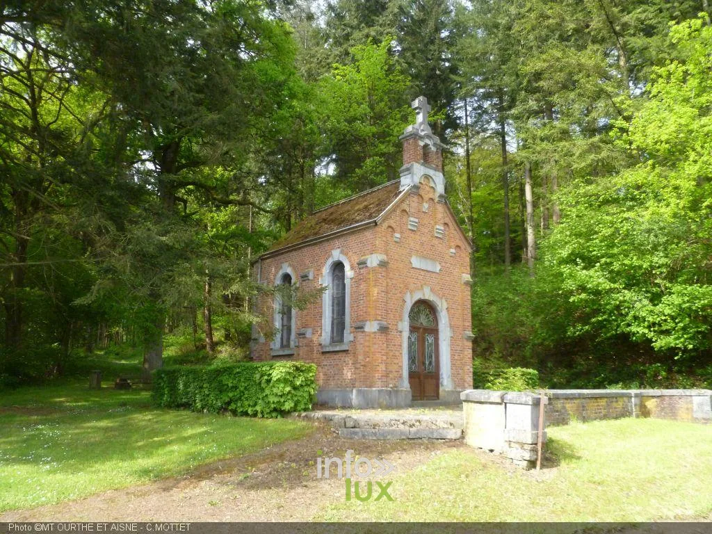 La chapelle Notre-Dame d'Amonines dans son écrin