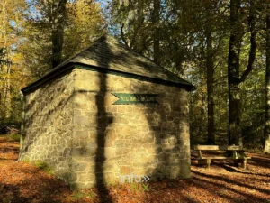 La chapelle Notre-Dame de Bon Secours d'Arville, en pleine forêt de Saint-Hubert