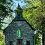 La chapelle Saint-Roch de Saint-Hubert, au sommet de la rue du Mont