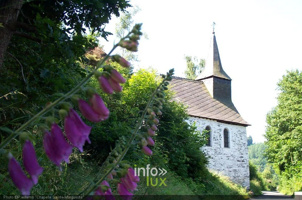 La chapelle Sainte-Marguerite accrochée au versant rocheux, La Roche-en-Ardenne